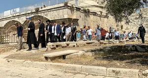 Fanatik Yahudiler Mescid-i Aksa’ya saldırdı