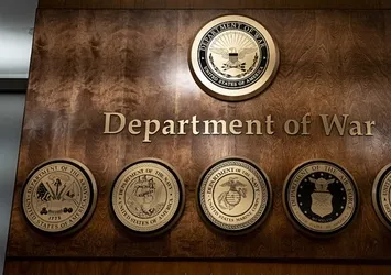 Trump Pentagon'un adını "Savaş Bakanlığı" olarak değiştirdi! İşte yeni logolu tabelalar