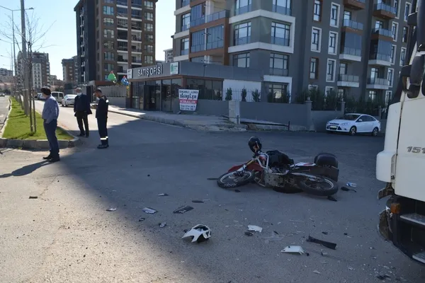 1649742396474.jpg Tekirdağ'da feci kaza! Motosiklet tankerle kafa kafaya çarpıştı - 4