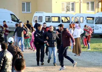 Mahalleli, uyuşturucu kullandığı iddia edilen 4 kişiye polise teslim etti