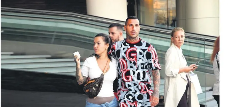 Portekizli futbolcu Ricardo Quaresma rüküşlükte başı çeken Demet Akalın’a rakip oldu