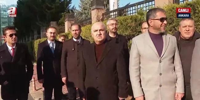 ÖĞRETMENLERDEN CHP’YE PROTESTO! Genel Merkez’e siyah çelenk bıraktılar