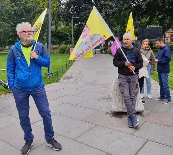NATO'ya girmek isteyen İsveç'te skandal görüntüler! PKK'lılar paçavralarla gösteri düzenledi-2