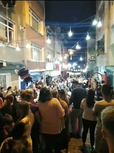 İstanbul'da sokakta dansözlü düğün eğlencesi! Koronavirüs kuralları hiçe sayıldı - 2