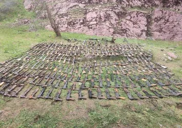 Komandolar terör örgütü PKK'ya ait silahları ele geçirdi