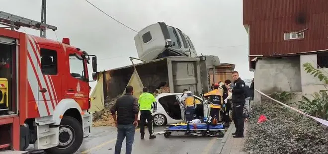 Son dakika | Başakşehir’de korkunç olay! Hafriyat kamyonu otomobilin üstüne devrildi