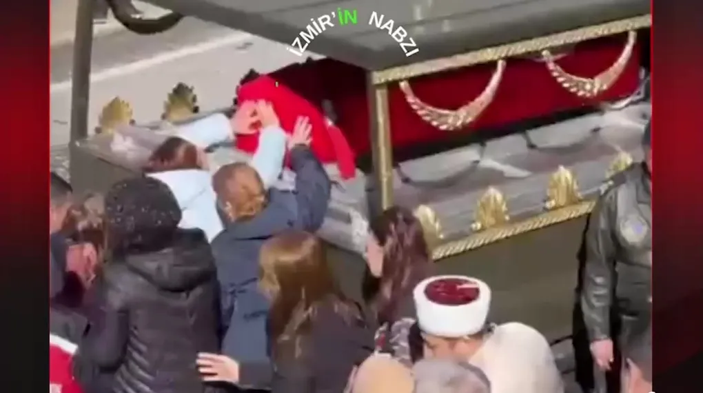 BABASININ TABUTUNU SEVDİ...