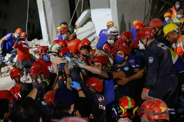 Son dakika: İzmir’de enkaz altında kalan 15 yaşındaki Günay kurtarıldı