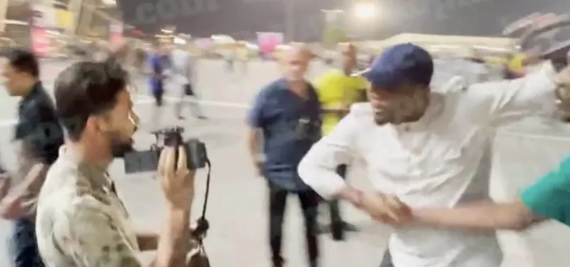 Samuel Eto'dan taraftarın çenesine uçan tekme! Skandal olay