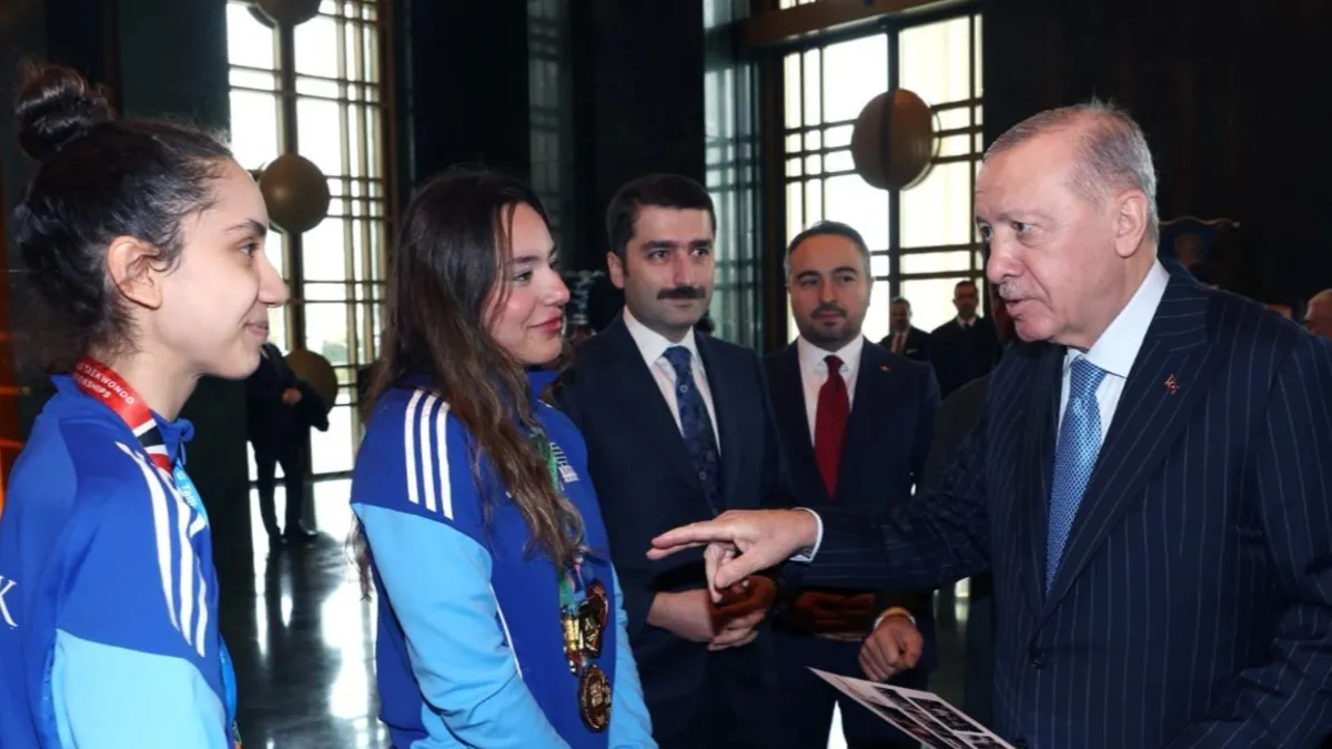 Külliye'de kabul! Başkan Erdoğan, milli tekvandocu Sude Yaren ve Sıla Irmak Uzunçavdar ile görüştü