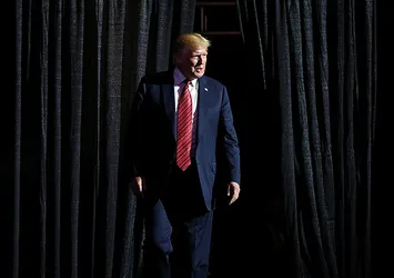 ABD Başkanı Trump gizli belgeyi yanlışlıkla cebinden çıkardı