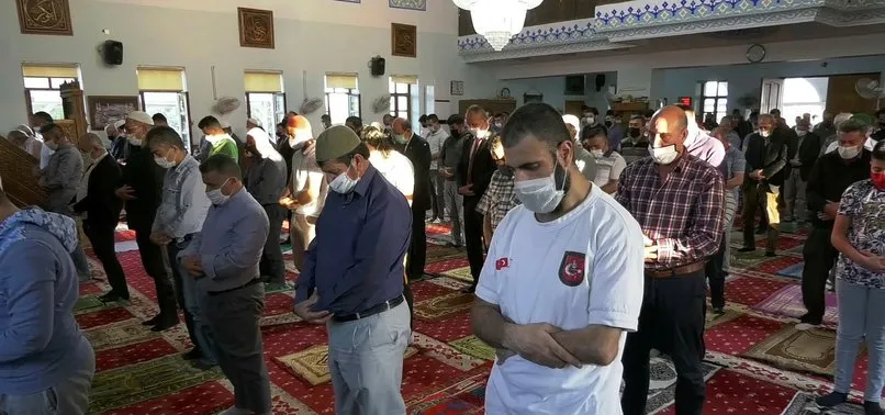Sosyal mesafeli namazın ardından sarılarak bayramlaştılar