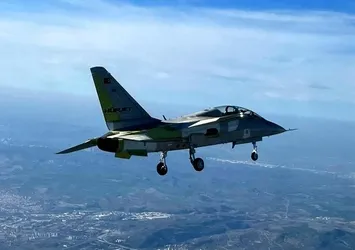 Yerli ve milli imkanlarla geliştirildi! Türkiye’nin ilk jet motorlu eğitim ve hafif taarruz uçağı HÜRJET ilk uçuşunu gerçekleştirdi