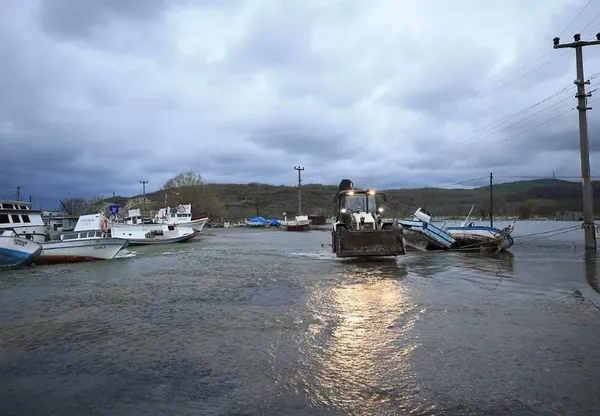 İstanbul’a su sağlayan Pabuçdere ve Kazandere barajı taştı! Tekneler yan yattı, barınaklar sular altında kaldı