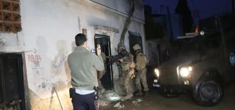 Son dakika: Adana’da şafak vakti DEAŞ operasyonu! Zırhlı araçla kapı açıldı: 3 gözaltı
