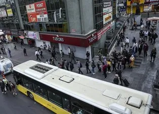 İstanbulluların çilesi sürüyor! Trafikte ve toplu taşımada yoğunluk: Uzun yolcu kuyruğu oluştu