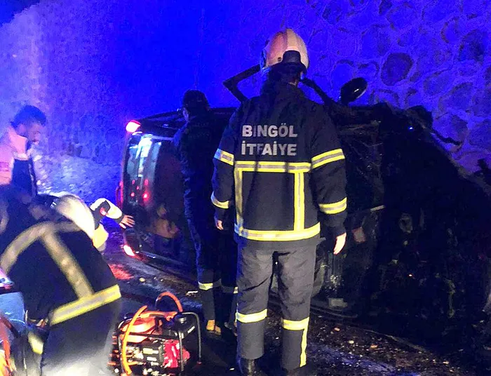 1711606172152.jpg Bingöl'de feci kaza! İstinat duvarına çarpan araçta 2 kişi hayatını kaybetti - 2