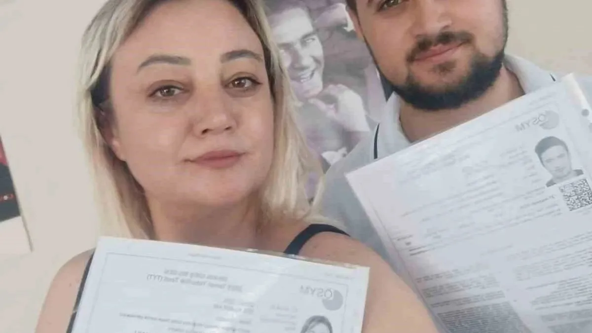 İzmir'de anne-oğul sınav heyecanını birlikte paylaştı Anne ve oğul aynı okulda YKS'ye girdi