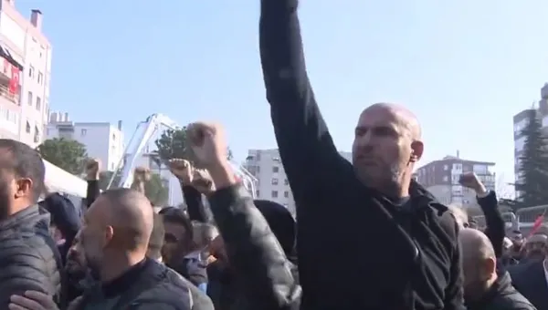 chpnin-kalesinde-kilicdarogluna-protesto-isciler-aracin-onunu-kesti-korumalar-darbetti-1673795179036.jpg CHP'nin kalesinde Kılıçdaroğlu'na protesto: İşçiler aracın önünü kesti korumalar darbetti - 3