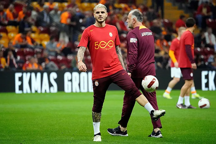 1712082666626.jpg Galatasaray'da kaptan Fernando Muslera 500.maçına çıktı! Hatayspor maçı öncesi Başkan Özbek'ten plaket... - 2