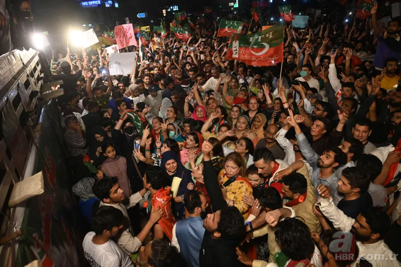 Imran Khan'ın destekçileri Pakistan'da sokağa döküldü! Muhalefete "ABD'nin hainleri" tepkisi 13