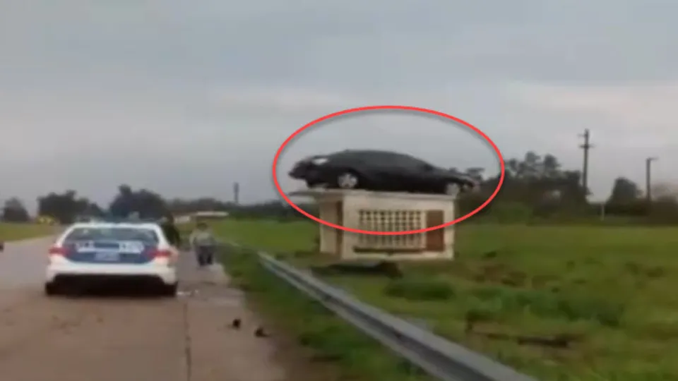 Görenler şaştı kaldı! Takla atan otomobil durağın üzerinde kaldı