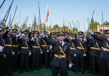 Teğmenlerin kılıçlı yemin soruşturmasında flaş gelişme! 8 ihraç talebi var