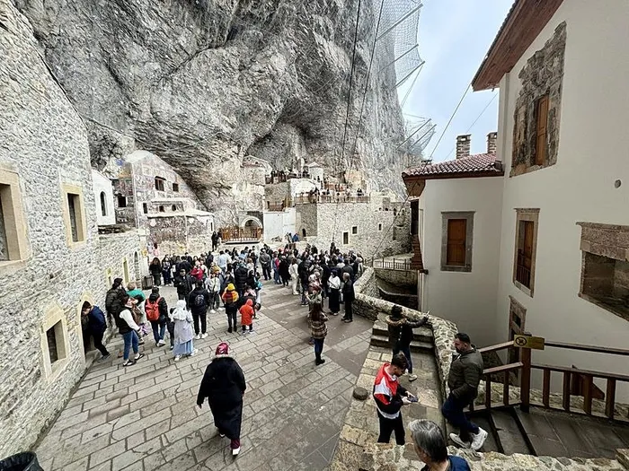 sumela-manastirini-yogun-ilgi-ramazan-bayraminda-binlerce-kisi-gezdi-1713023359332.jpeg Sümela Manastırı'na yoğun ilgi! Ramazan Bayramı'nda binlerce kişi gezdi - 5