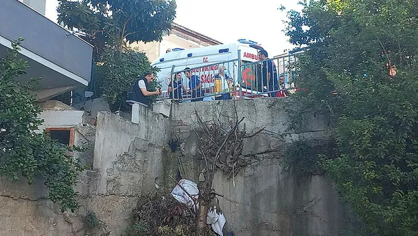 kocaelide-feci-kaza-cocugunu-okula-goturen-anne-hayatini-kaybetti-kucuk-cocuk-da-agir-yarali-1694761701742.jpg Kocaeli'de feci kaza! İşçi servisi çarptı anne ve küçük kızı hayatını kaybetti... - 3