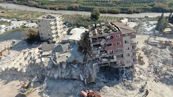 Asrın felaketinde 10 ili vuran deprem bölgelerindeki kamu çalışanları için genelge Resmi Gazete'de yayımlandı - 4