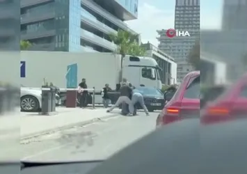 İzmir'de trafikte satırlı kavga kamerada