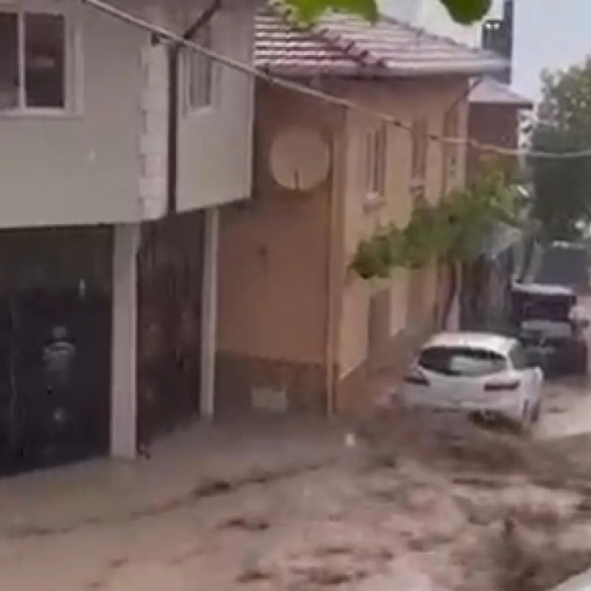 Bursa'da sağanak: Evleri su bastı, çatı çöktü