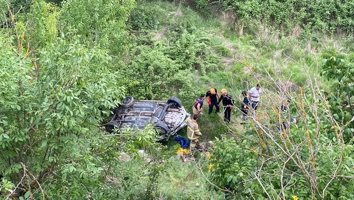 1714239804025.jpg Otomobiliyle uçuruma uçan sürücü 150 metreden yürüyerek çıktı! - 1