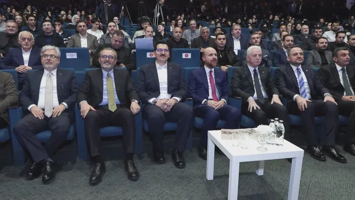 bilal-erdogandan-genclere-mesaj-daha-fazla-okuyarak-aydinlik-yarinlara-yuruyebilirz-1770915381251.jpg Daha fazla okuyarak aydınlık yarınlara yürüyebilirz - 3