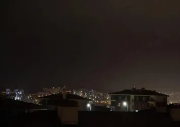 Elazığ’da şimşekler geceyi gündüze çevirdi