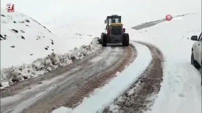 Siirt’te karda araçlar yolda mahsur kaldı