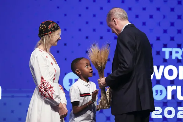Afrikalı çocuk ve Ukraynalı kadından Başkan Erdoğan’a dikkat çeken hediye