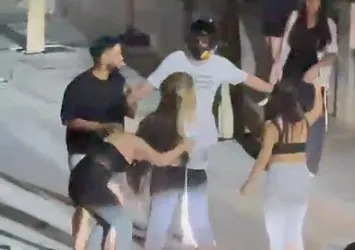 Manisa’da iki genç kızın saç saça kavgası kamerada