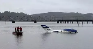 ABD’de bir uçak pistten kayarak suya düştü