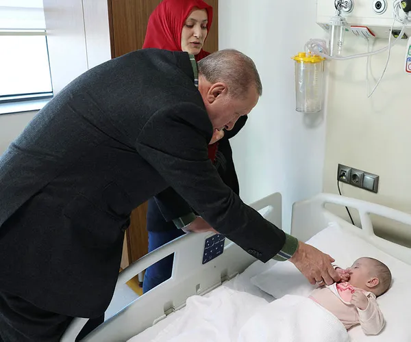 Başkan Erdoğan depremzedeleri ziyaret etti! Çam ve Sakura Şehir Hastanesi’nde özel anlar...