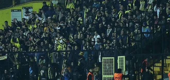 Fenerbahçe taraftarı futbolcuları protesto etti!