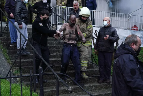 istanbul-gungorende-korku-dolu-anlar-boyle-kurtarildi-1615100676749.jpg İstanbul Güngören'de korku dolu anlar! Böyle kurtarıldı - 7