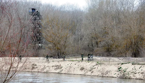 Son dakika: Yunanistan’da göçmen paniği! Meriç kıyısına jiletli tel çekiyor