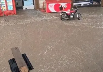 Diyarbakır'da sağanak kırdı geçti: Yollar göl oldu