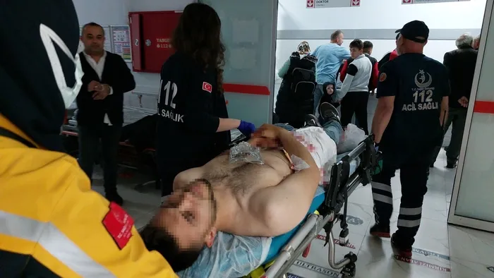 1715291180716.jpg Motive mahlaslı rapçinin konserinde tornavida ve bıçaklı saldırı: 2 genç yaralandı! "Niye selam vermediniz" kavgası - 2
