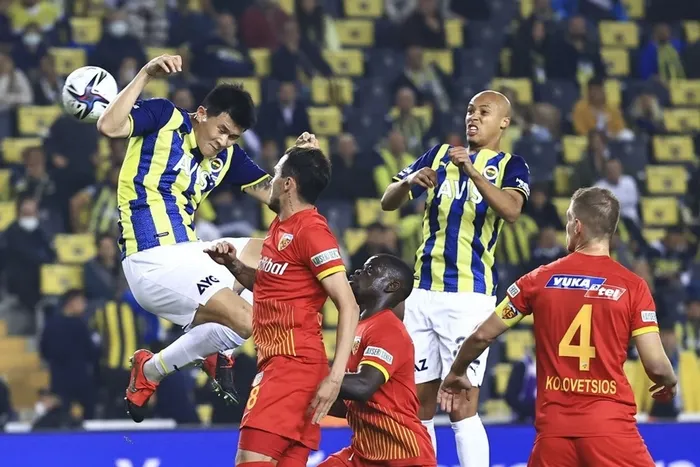 Fenerbahçeli taraftarlar Ali Koç'u istifaya davet etti 'Aziz Yıldırım' sloganları attı