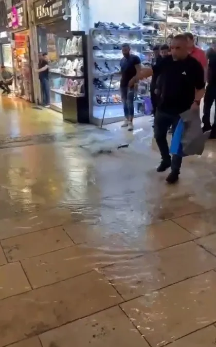 son-dakika-tarihi-kapalicarsiyi-su-basti-esnaf-zor-anlari-kamerada-1695990913583.jpg Altyapı çöktü! İBB göreve... Tarihi Kapalıçarşı’yı su bastı! Esnafın zor anları kamerada - 1