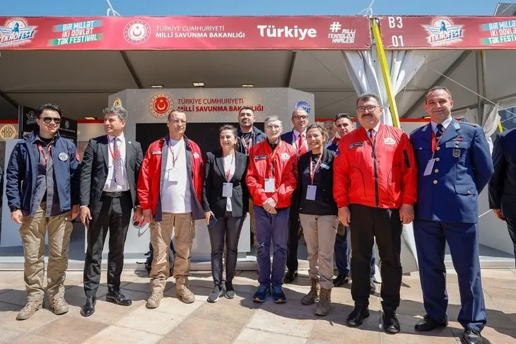 Bakü semalarında hilal ve yıldız! Teknofest'te nefesleri kesen gösteri