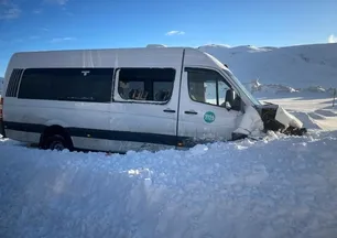 Taksiyle yolcu minibüsü çarpıştı: 16 yaralı