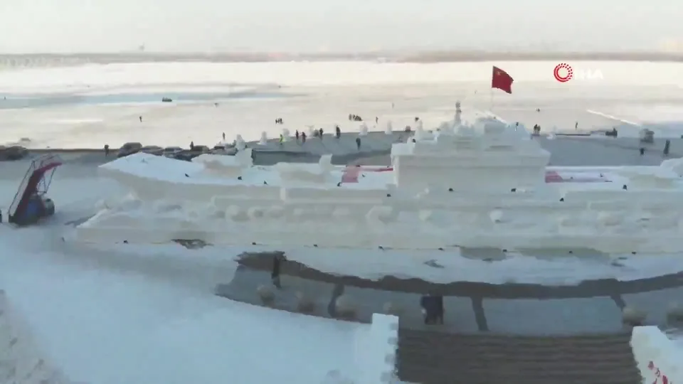 Kent meydanına buzdan uçak gemisi yapıldı